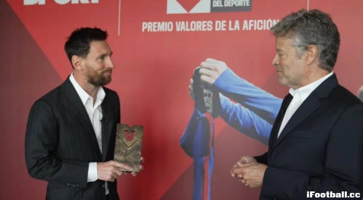 梅西含泪领奖：巴萨是我的家！数千球迷票选他力压哈维克圣成队史最受爱戴 ...